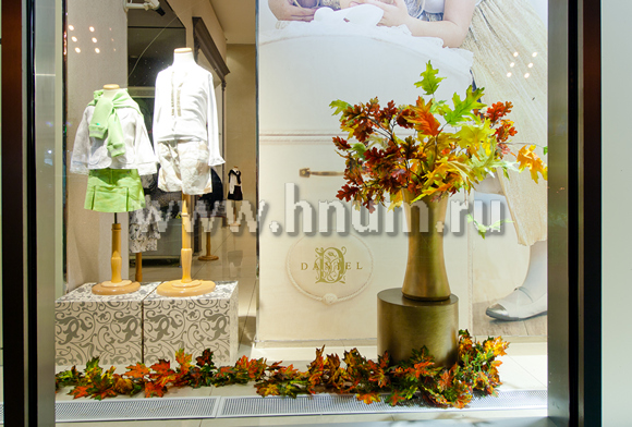Осеннее оформление витрин и дизайн интерьеров магазина-салона детской одежды Даниэль в Москве