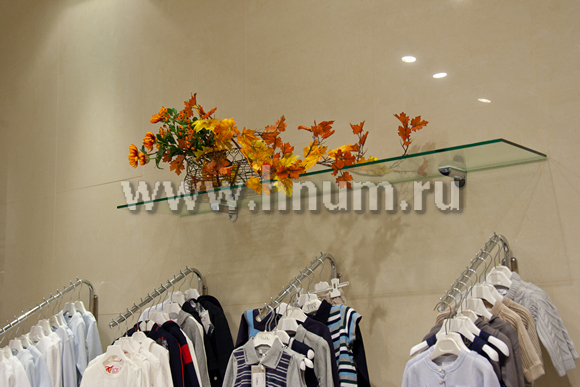 Осеннее оформление витрин и дизайн интерьеров магазина-салона детской одежды Даниэль в Москве