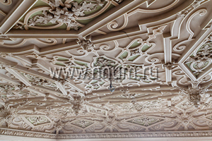 Реставрация лепного декора на потолке в историческом интерьере в Санкт-Петербурге - лепнина после реставрации