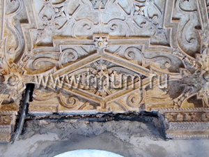 Реставрация лепного декора на потолке в историческом интерьере в Санкт-Петербурге - состояние лепнины до реставрации