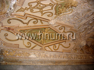 Реставрация лепного декора на потолке в историческом интерьере в Санкт-Петербурге - состояние лепнины во время реставрации