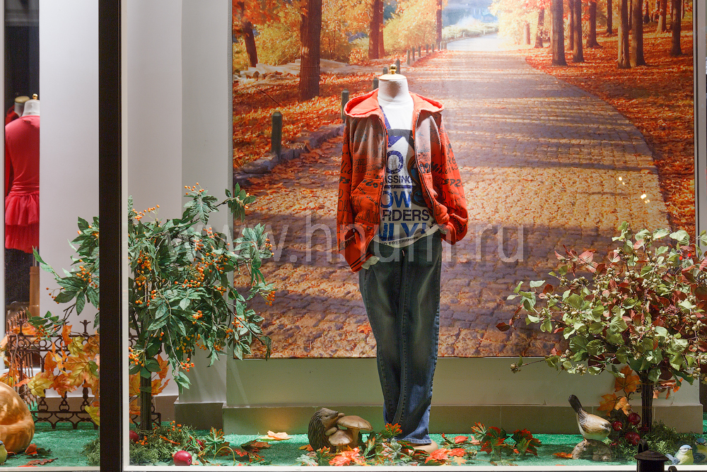 Дизайн и оформление витрин в салонах детской одежды Даниэль в Москве к сезону осень 2012