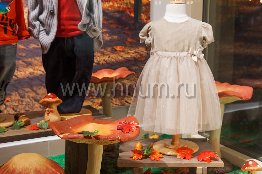 Осеннее оформление витрин в магазинах-салонах детской одежды Даниэль в Москве к сезону 2012