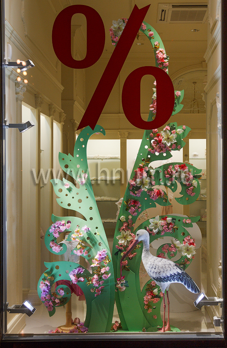 Дизайн и оформление витрин и интерьеров к сезону весна-лето магазина-салона детской одежды Даниэль в Москве
