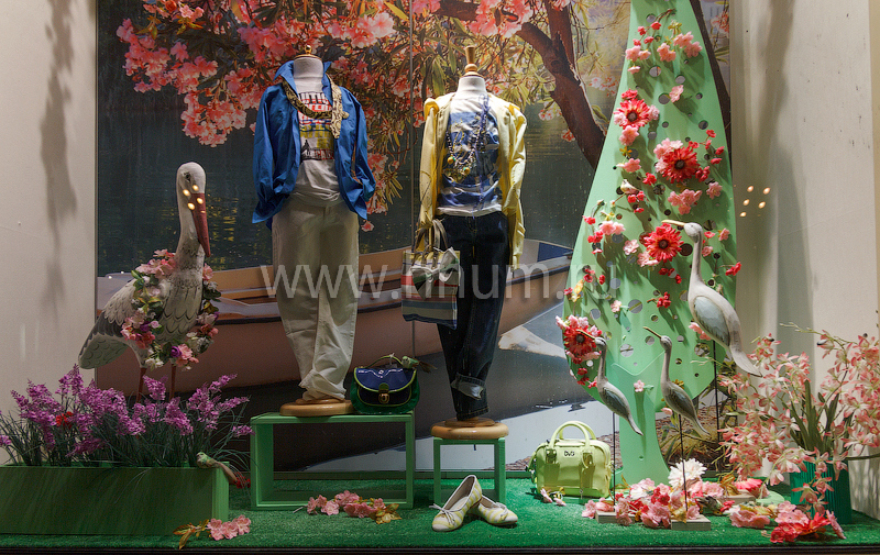 Дизайн и оформление витрин в магазинах-салонах детской одежды Даниэль в Москве к сезону весна - лето 2012