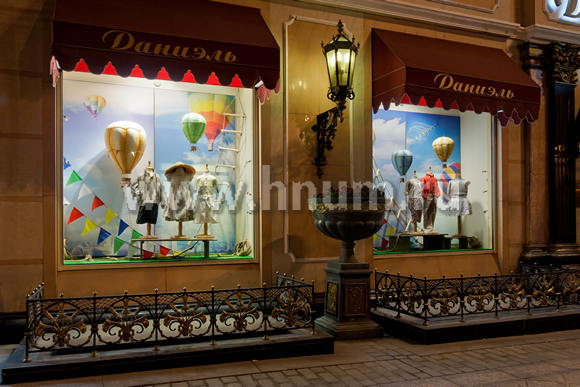 Оформление витрин в магазинах-салонах детской одежды Даниэль в Москве - лето