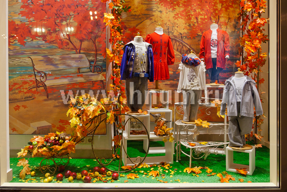 Дизайн и оформление витрин в магазинах-салонах детской одежды Даниэль осень в Москве