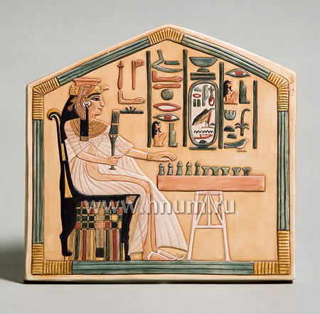 Декоративная скульптура из гипса Нефертари играющая в сенет - Коллекция: Скульптура Древнего Египта
