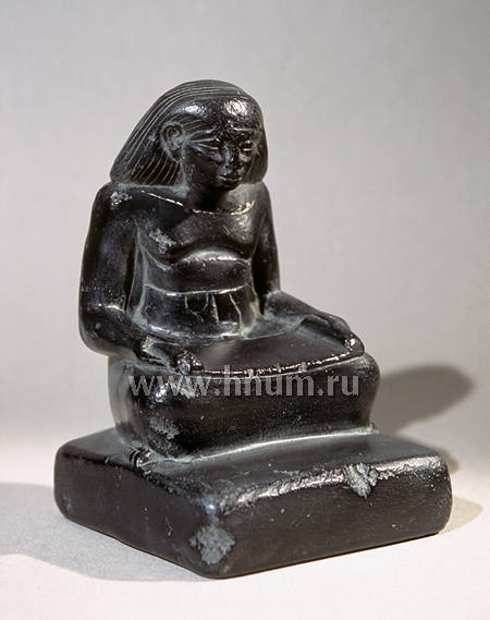 Декоративная скульптура из гипса Писец со свитком - Коллекция: Скульптура Древнего Египта
