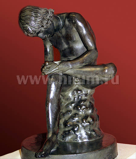 Интерьерная скульптура МАЛЬЧИК, ВЫНИМАЮЩИЙ ЗАНОЗУ статуя (Мальчик, вытаскивающий занозу)