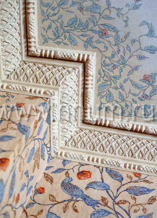 Художественная роспись потолка и лепнины в классическом стиле в квартире