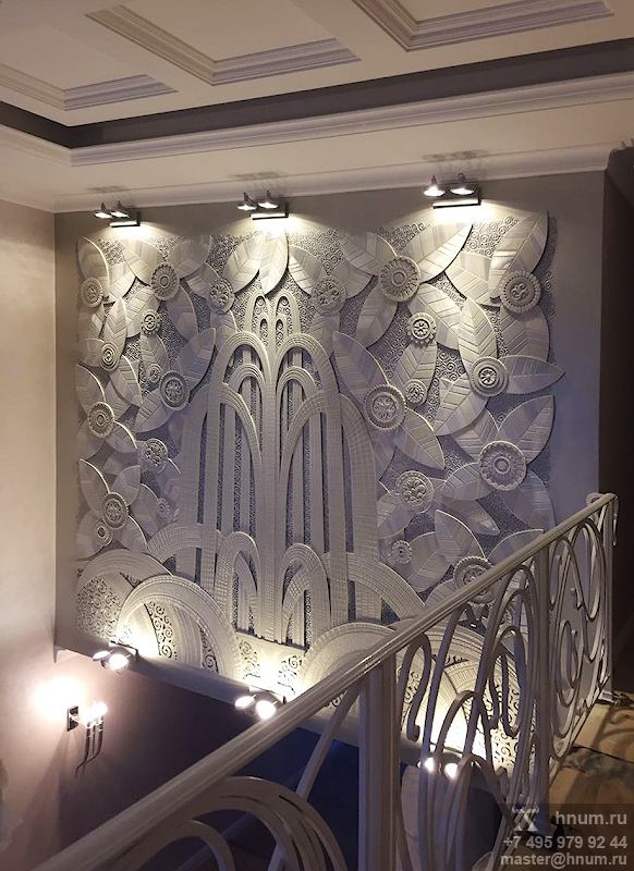 Декоративное рельефное панно Фонтан в стиле ар-деко на лестнице в загородном доме - рельефные панно на заказ - художественная мастерская ХНУМ