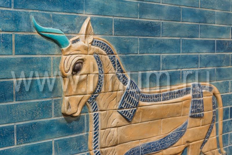 Рельефное панно с элементами ручной лепки и с росписью по мотивам ворот Иштар в древнем Вавилоне - художественная мастерская БМ ХНУМ