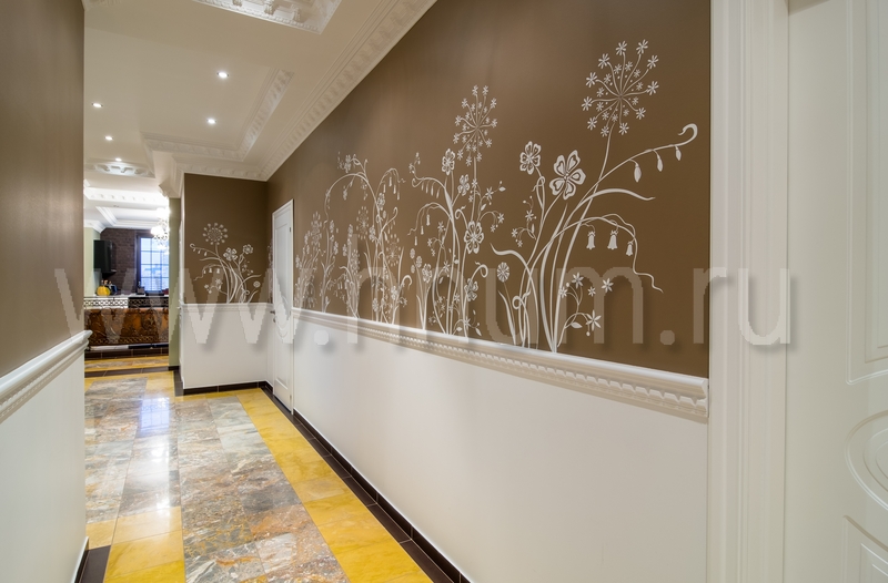 Декоративная трафаретная роспись на стене в коридоре - на заказ - художественная мастерская БМ ХНУМ