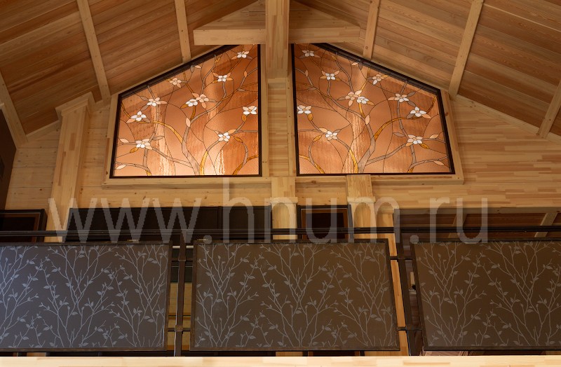 Художественная роспись стен и межкомнатные витражи и пескоструйное стекло в балконном ограждении в частном загородном деревянном доме