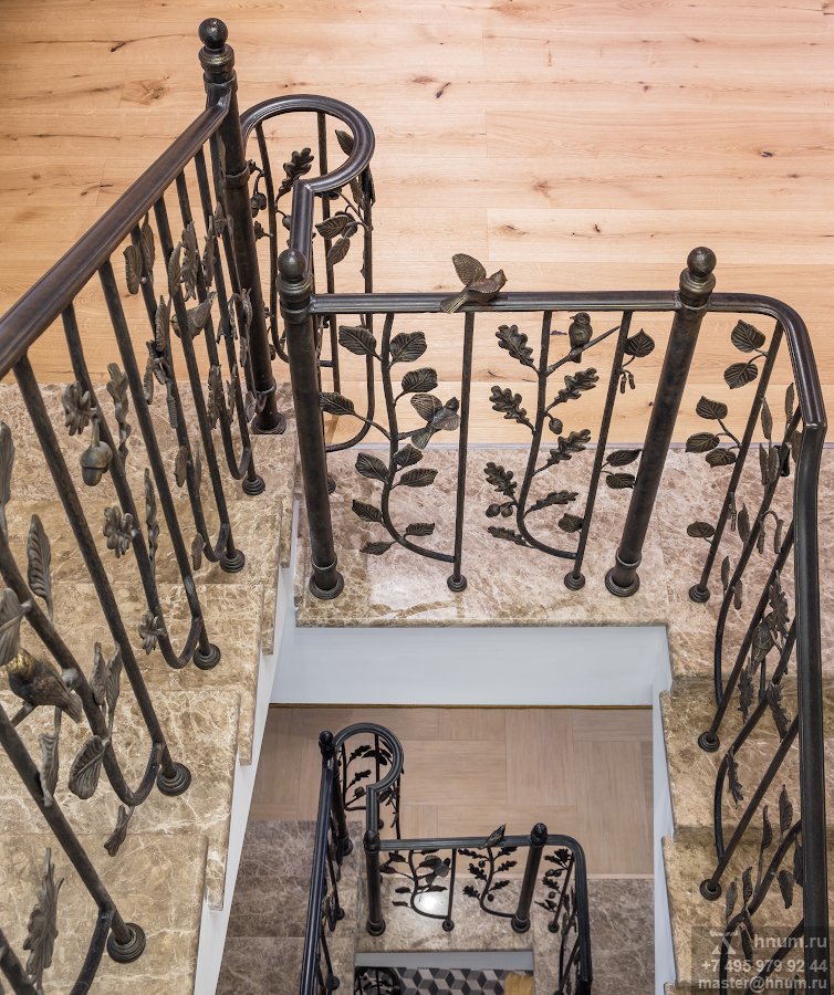 Кованые лестница, люстра и бра на природную тему в интерьерах загородного дома в Подмосковье - на заказ - кузнечная мастерская ХНУМ