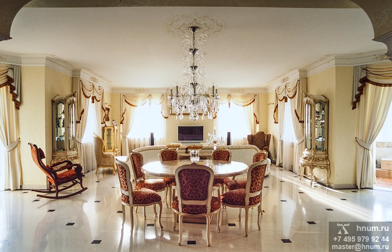 Художественная роспись потолка и лепнины в классическом стиле в квартире