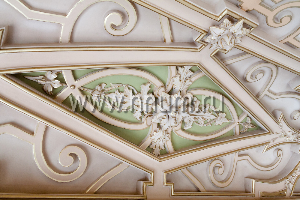 Реставрация лепного декора на потолке в историческом интерьере в Санкт-Петербурге - лепной декор после реставрации