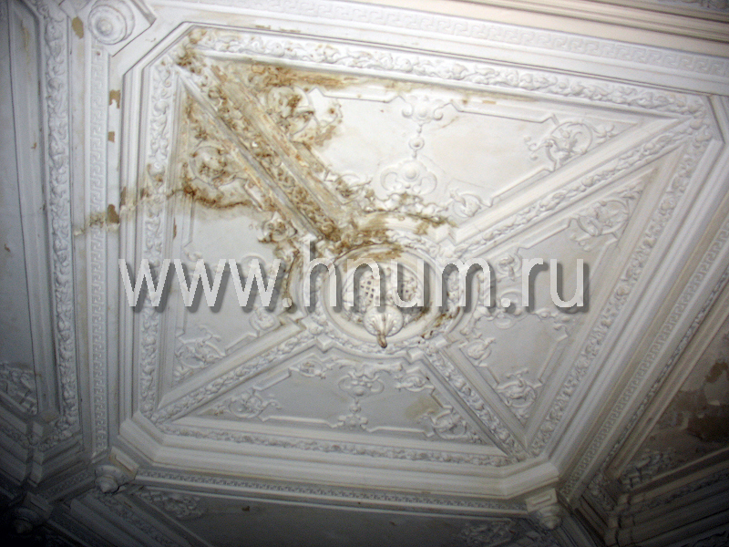 Реставрация лепного декора на потолке в историческом интерьере в Санкт-Петербурге - состояние лепнины до реставрации