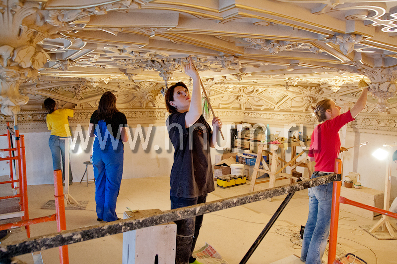 Реставрация лепного декора на потолке в историческом интерьере в Санкт-Петербурге - мастера-реставраторы за работой