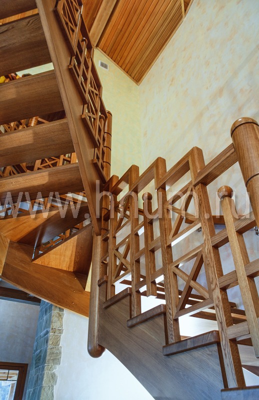 Деревянная лестница из массива на косоурах индивидуального дизайна в загородном доме-коттедже - изготовление на заказ - столярная мастерская БМ ХНУМ