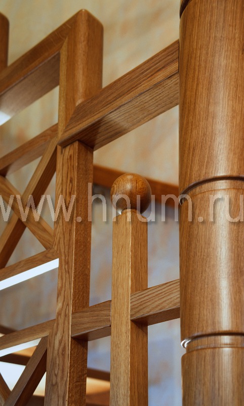 Деревянная лестница из массива на косоурах индивидуального дизайна в загородном доме-коттедже - изготовление на заказ - столярная мастерская БМ ХНУМ