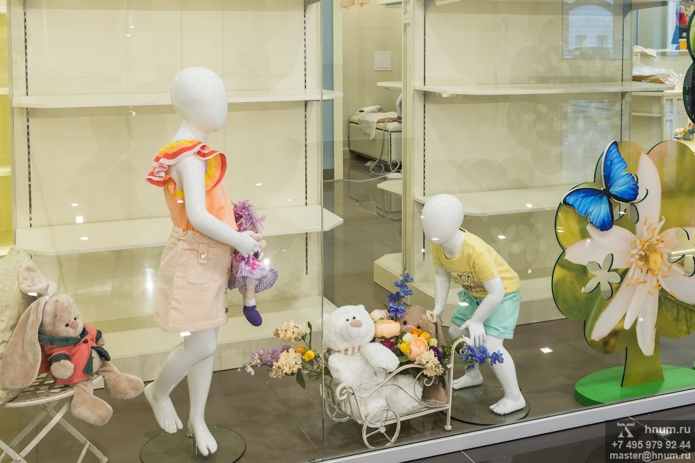 Дизайн и оформление витрин магазина детской одежды, обуви и аксессуаров Isola Piccolo - на заказ - дизайн-студия ХНУМ