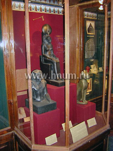 Статуэтки и рельефы в египетской экспозиции Школьного музея