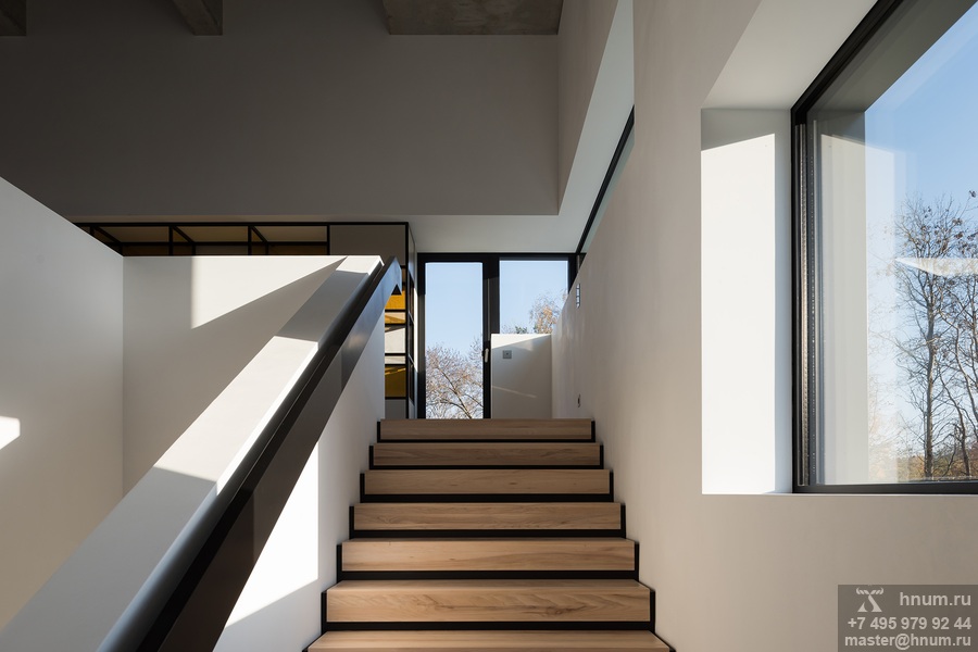 Лестница со ступенями из массива дерева в загородный дом в современном минималистичном стиле - на заказ - столярная мастерская ХНУМ