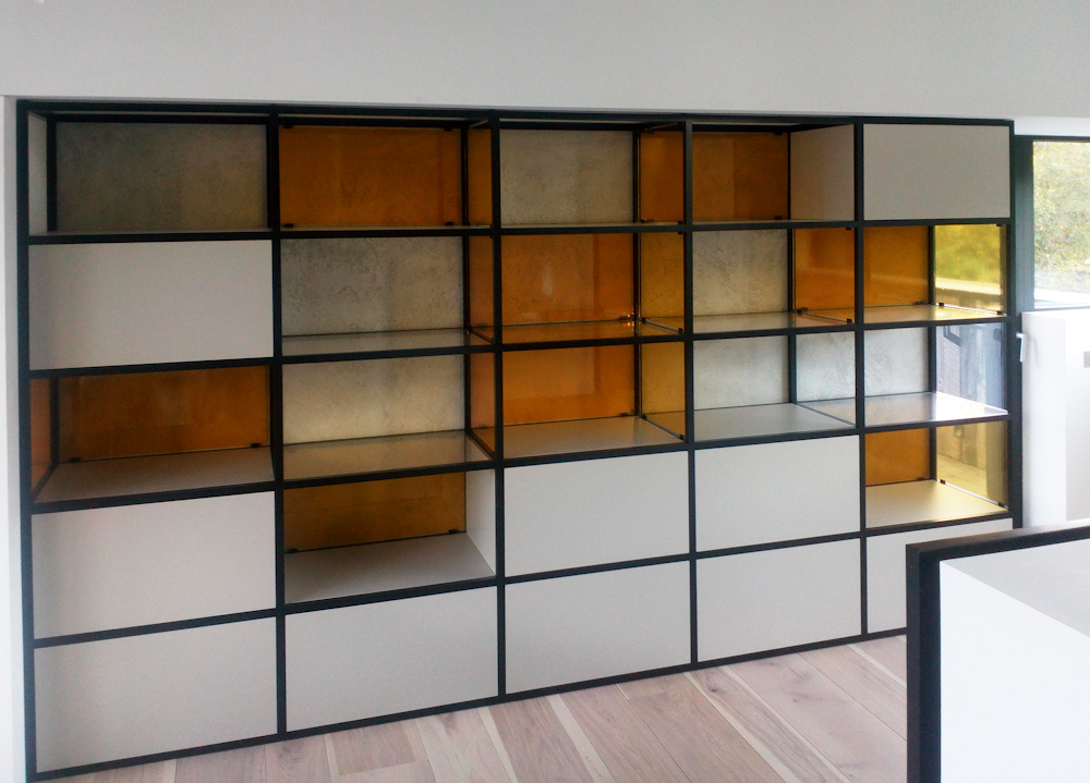 Стеллаж со стеклом в минималистичном интерьере загородного дома - изготовление на заказ - мебельная студия ХНУМ