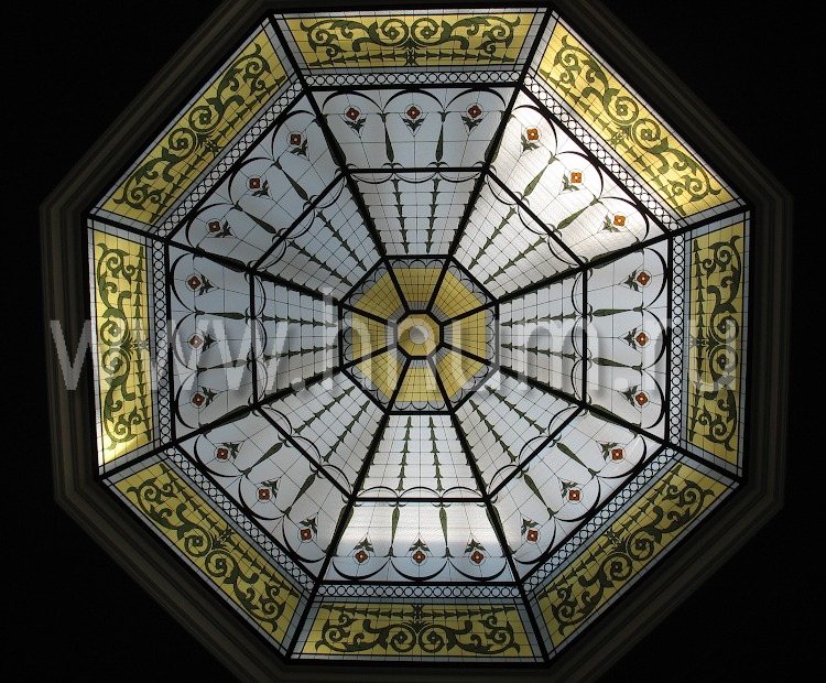 Витражный купол потолок в английском стиле в загородном доме - изготовление витражных потолков на заказ