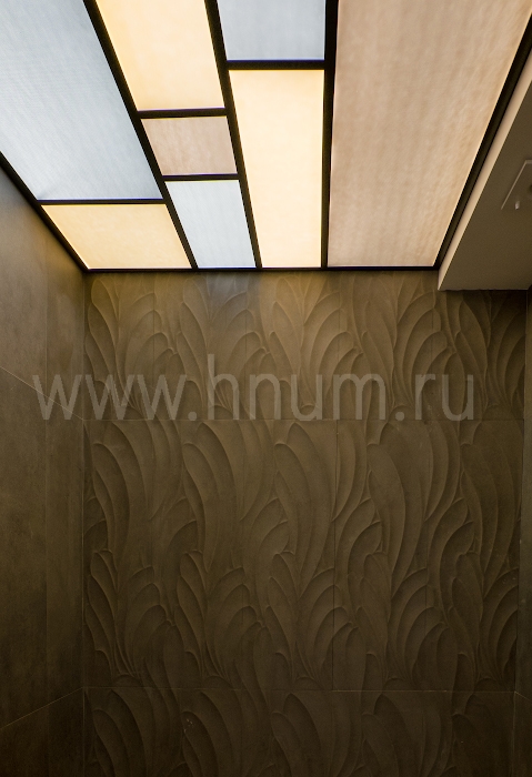 Простой витражный потолок из прямоугольных элементов в алюминиевой раме а гостевом санузле в квартире в Москве - изготовление витражных потолков на заказ