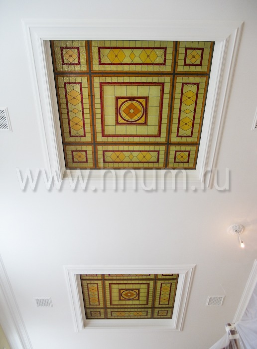 Витражный потолок плафон в английском стиле в загородном доме - изготовление витражных потолков на заказ