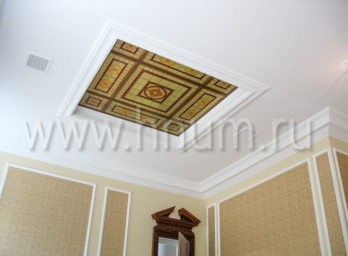 Витражный потолок плафон в английском стиле в загородном доме - изготовление витражных потолков на заказ