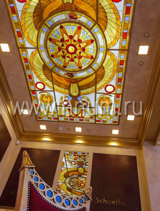 Витражный потолок в магазине бутике в египетском стиле со скульптурным стеклом - изготовление витражных потолков на заказ
