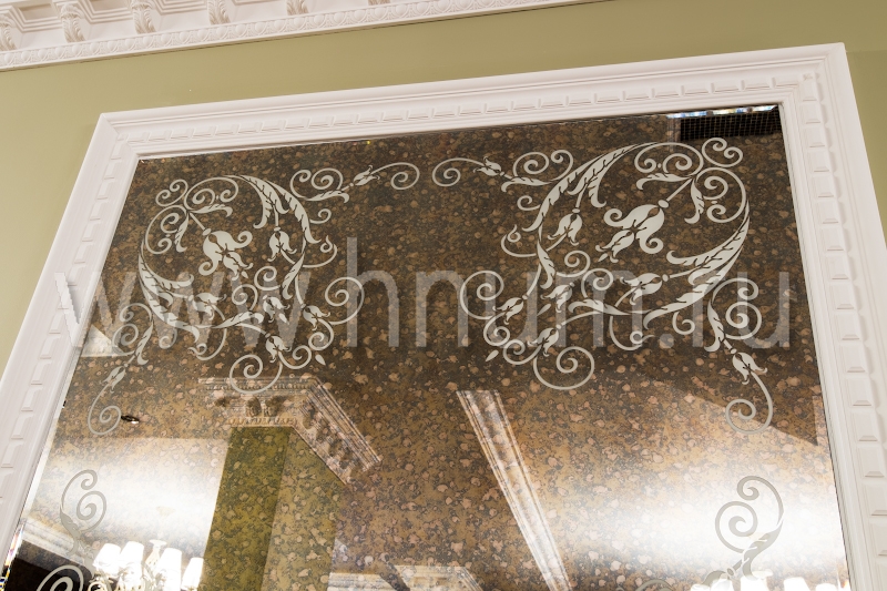 Зеркало с декоративным пескоструйным рисунком в интерьере квартиры - изготовление на заказ -витражная мастерская БМ ХНУМ