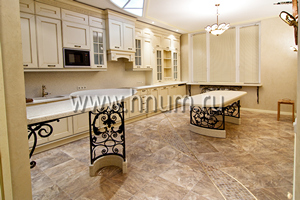 Кованная барная стойка и стол в столовой частной квартиры Кованная барная стойка и стол в столовой частной квартиры